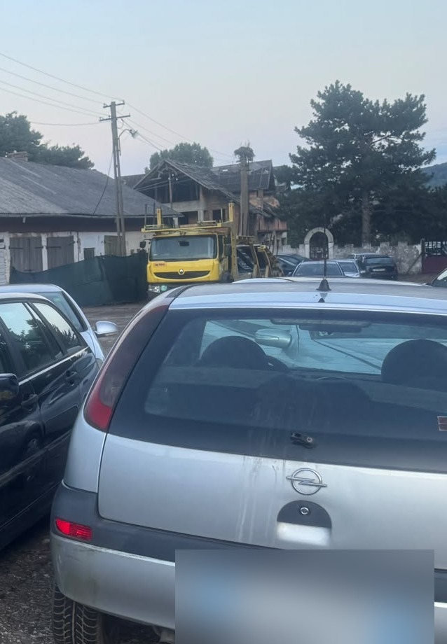 Opel Corsa C, argintiu, în parcul AutoResursa