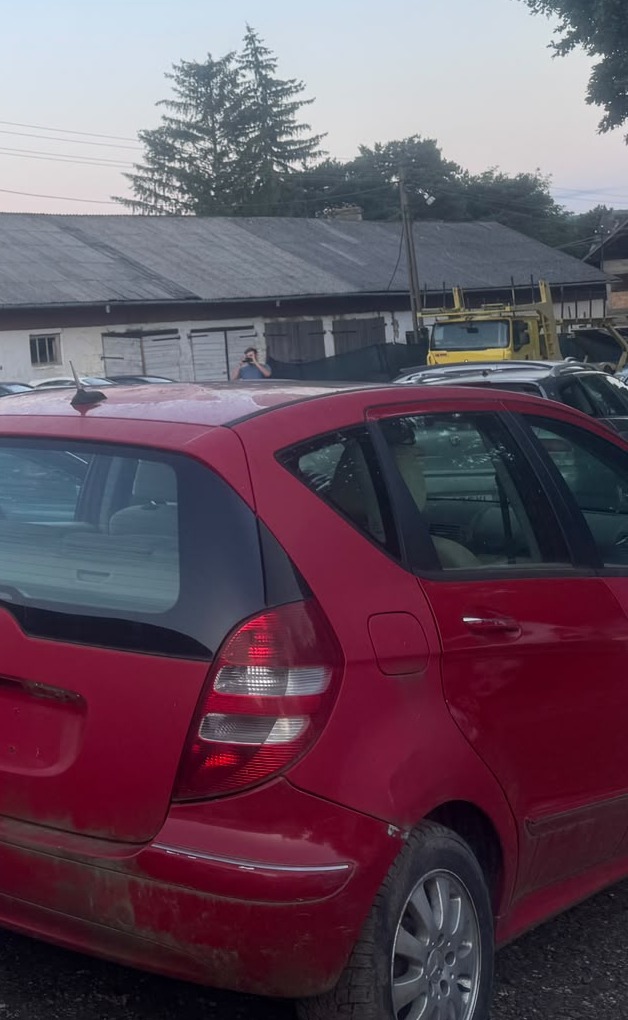 Mercedes-Benz A-Class W169, roșu, în parcul AutoResursa